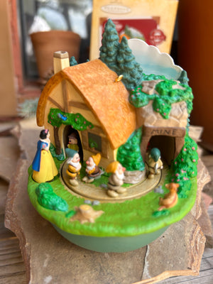 Musical Snow White and the Seven Dwarfs Keepsake Ornament 